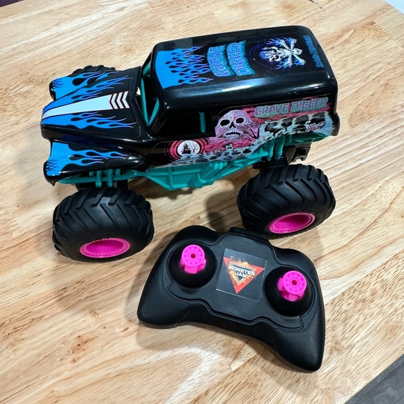 Monster Jam, Official Grave Digger Remote Control Monster Truck 1:24 Scale, - Picture 3 of 3